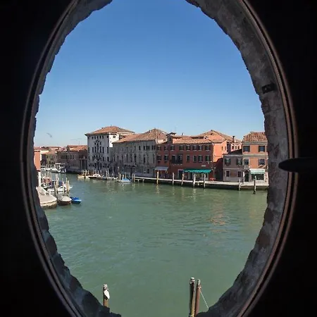 Canal View Apartment *