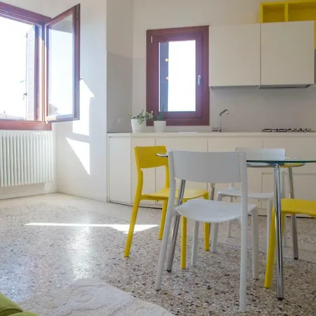 Canal View Apartment *